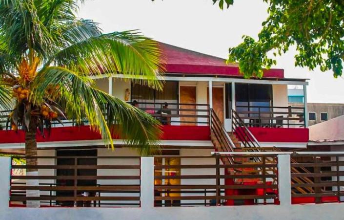Topper House Apartahotel